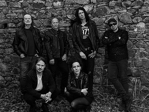 GRAABNER – Ačkoliv mám o svých písních celkem jasnou představu, na zkouškách jsem otevřený všem nápadům a vítám jakékoliv připomínky k jejich vylepšení.