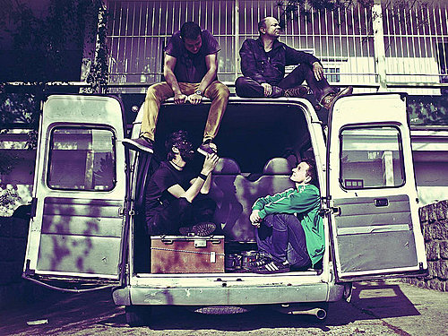 F. S. – Vzhledem k tomu, že od devadesátek se samozřejmě hudební trendy mnohokrát změnily, nebyli jsme nikdy ve středu zájmu, spíše naopak – pro rockové akce jsme byli moc divní, pro punkové akce moc tvrdí, pro metalové moc měkcí.